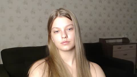 Snapshot of emysway chatting on December 10, 9:43 pm EmySway online show from December 10, 9:43 pm