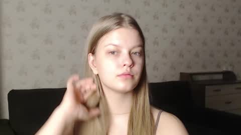 Snapshot of emysway chatting on February 9, 8:24 pm EmySway online show from February 9, 8:24 pm