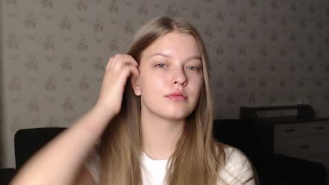 Snapshot of emysway chatting on December 13, 5:21 pm EmySway online show from December 13, 5:21 pm