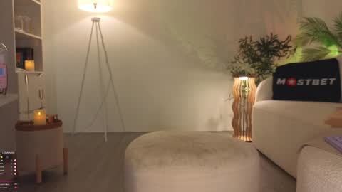 Call me Erica online show from December 8, 12:18 am