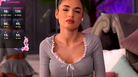 Snapshot of esmeainsley chatting on December 18, 11:40 pm Raluca online show from December 18, 11:40 pm