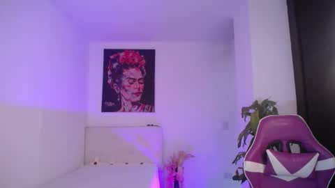 Esmeralda online show from November 23, 8:10 pm