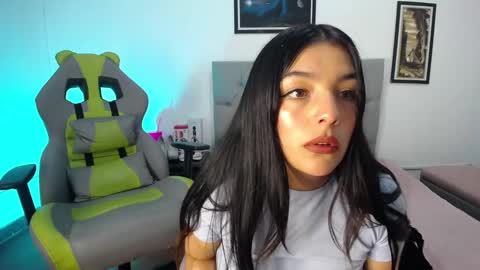 Snapshot of esmeraldaa_sc chatting on October 23, 5:24 am Perla online show from October 23, 5:24 am