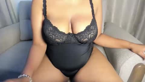 Snapshot of esmeray_ chatting on October 13, 3:42 am Esme online show from October 13, 3:42 am