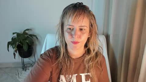 Snapshot of estrellah__ chatting on October 5, 4:17 am - E S T R E L L A M I L F - online show from October 5, 4:17 am