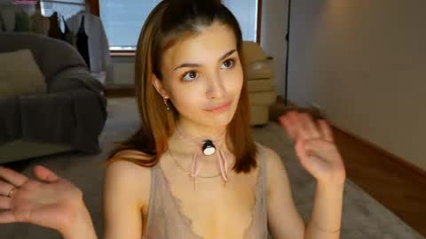 Hello my name is Eva its my first day here online show from April 23, 8:44 am