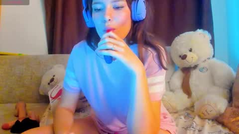 Snapshot of evasunshine18 chatting on October 8, 9:02 am Eva online show from October 8, 9:02 am