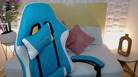 E V E L I N  online show from February 18, 7:43 pm