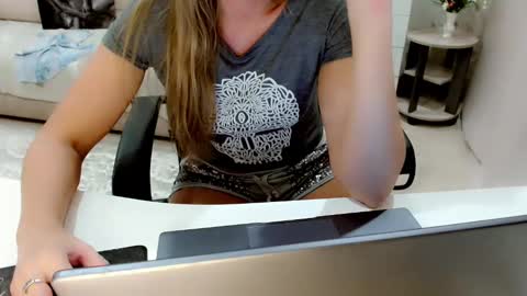 evelove online show from October 11, 5:04 pm