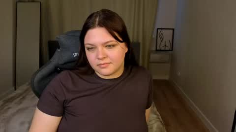 Evelyne Loo online show from April 13, 8:04 am