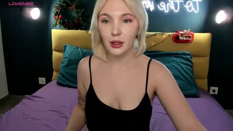 Snapshot of fluffy_monica chatting on December 27, 1:22 am Monica online show from December 27, 1:22 am