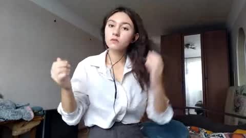 Mia online show from October 21, 7:23 am