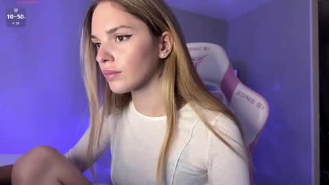 Snapshot of frenzyfoxs chatting on September 24, 3:55 pm Sonya online show from September 24, 3:55 pm