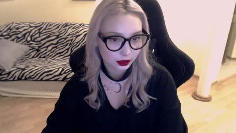 Snapshot of fromsun_forsoul chatting on December 4, 10:46 am Lilith online show from December 4, 10:46 am