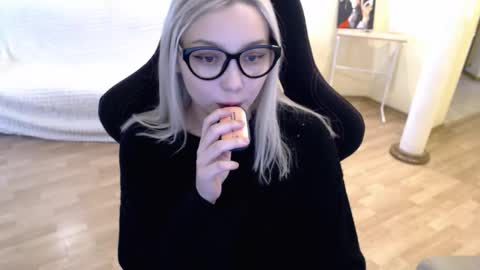 Snapshot of fromsun_forsoul chatting on February 17, 6:42 am Lilith online show from February 17, 6:42 am