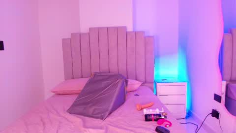gia_roux_ online show from June 13, 7:55 pm