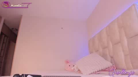 Instagram gisellee  22  online show from November 29, 7:40 pm