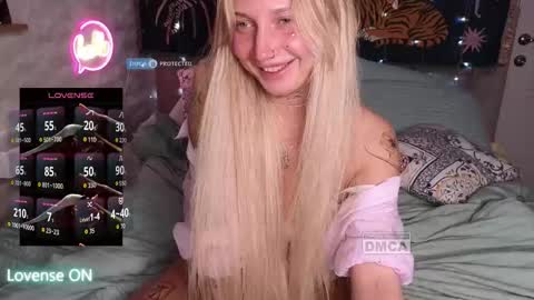 goodgirl0024 online show from March 20, 8:47 pm