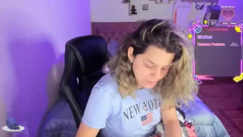 Snapshot of guinivere_blake chatting on October 22, 3:22 am Hello Im Julieta Im 25 years old welcome to my room have fun and be happy. online show from October 22, 3:22 am
