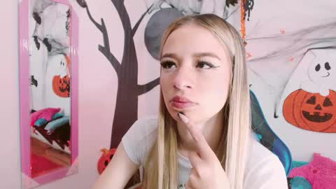 Snapshot of hannah_026 chatting on October 20, 10:51 am Hannah 027 online show from October 20, 10:51 am