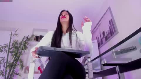 HANNAH HOWELL online show from November 24, 9:44 am