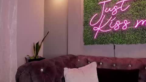 hannamartinn_ online show from October 8, 4:22 pm