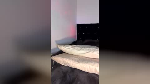 Hannah online show from April 10, 5:30 pm