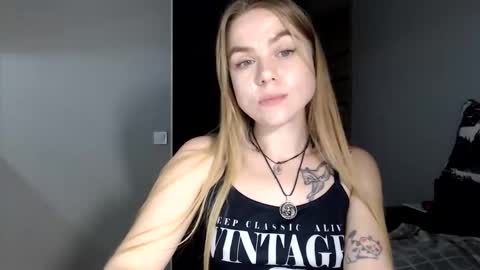 happy_fox_ online show from March 12, 9:50 pm