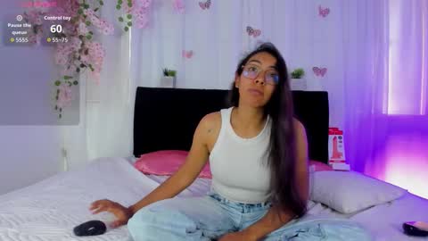 Snapshot of heidi_feuer chatting on September 26, 1:20 pm heidi_feuer online show from September 26, 1:20 pm