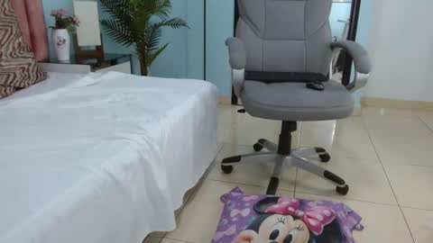 Heidy  online show from April 16, 9:39 pm