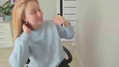 Snapshot of helen_angel_girl chatting on October 23, 8:31 am Helen sven online show from October 23, 8:31 am