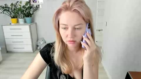Snapshot of helen_angel_girl chatting on September 13, 8:55 am Helen sven online show from September 13, 8:55 am