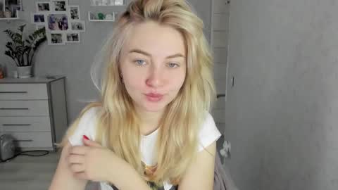 Snapshot of helen_angel_girl chatting on October 16, 6:27 am Helen sven online show from October 16, 6:27 am
