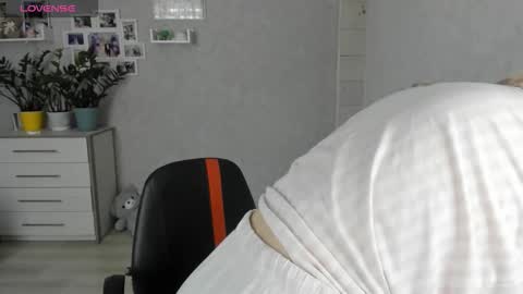 Snapshot of helen_angel_girl chatting on September 15, 6:32 am Helen sven online show from September 15, 6:32 am