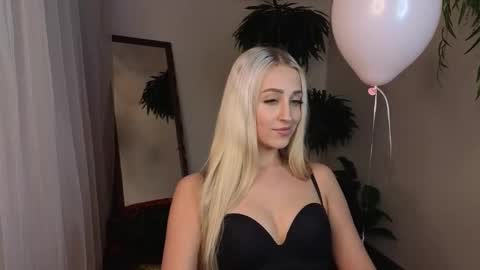 Elise online show from February 15, 8:02 am