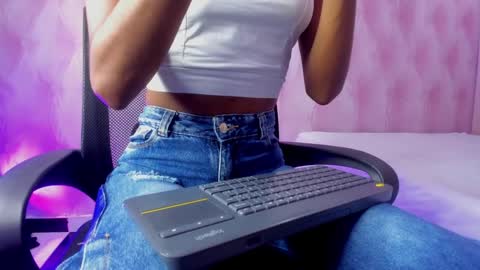 Snapshot of hillary_banks__ chatting on February 4, 4:59 am Hillary online show from February 4, 4:59 am