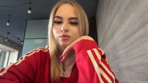 Mia online show from April 14, 9:31 am