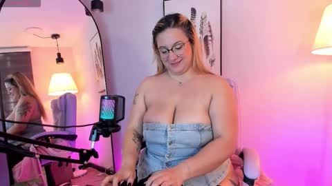 Hollie online show from February 12, 2:41 pm