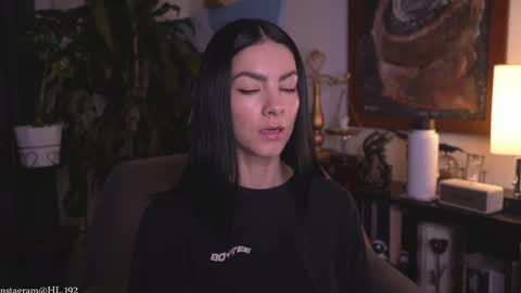 Holly Linder online show from March 25, 2:06 am