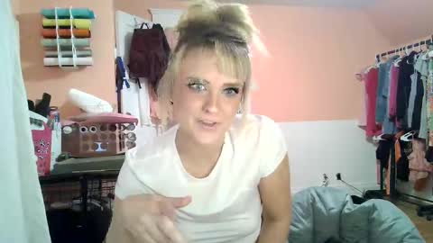 Snapshot of honeydrippinbunny chatting on February 3, 5:51 am HoneyDrippinBunny online show from February 3, 5:51 am