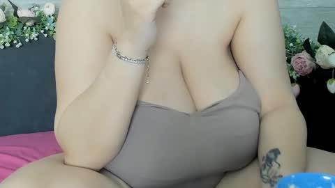 Snapshot of hugeboobserin chatting on February 28, 4:54 am Erin online show from February 28, 4:54 am