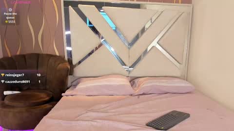 iam_nicolle online show from October 12, 1:35 pm