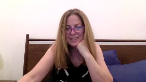 iampoppyy online show from October 13, 2:36 am