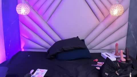 ibbie_ online show from April 14, 12:27 pm