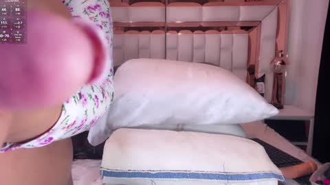 Snapshot of im_yours_01 chatting on December 22, 3:44 am daniella online show from December 22, 3:44 am