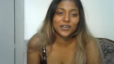 indianqtpie6 online show from April 12, 6:22 pm