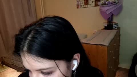 Mia online show from April 11, 1:48 pm