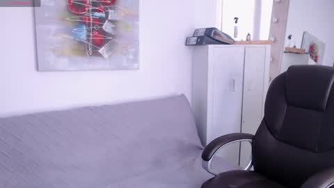 Queen Iris online show from April 2, 4:48 pm