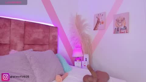 Snapshot of isabella_whiite chatting on September 21, 5:11 pm Isabella White online show from September 21, 5:11 pm