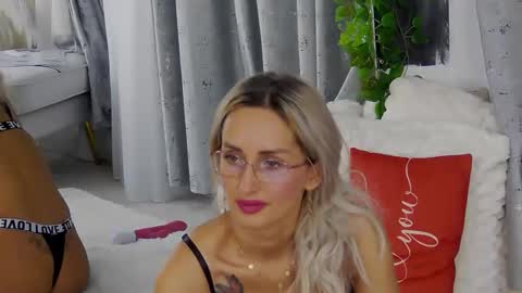 IsabelleEthan online show from December 3, 2:25 am